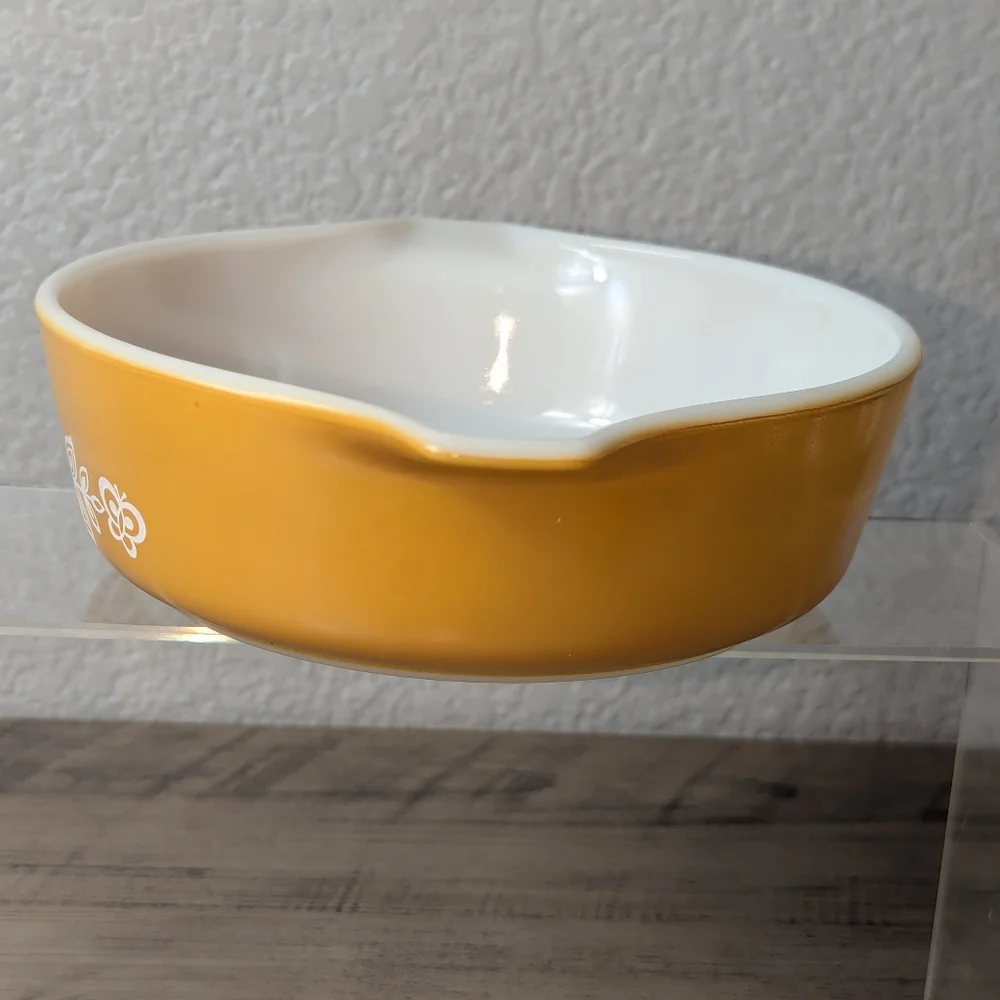 Vintage 1970s Pyrex Butterfly Gold #471 1-pint round casserole baking dish